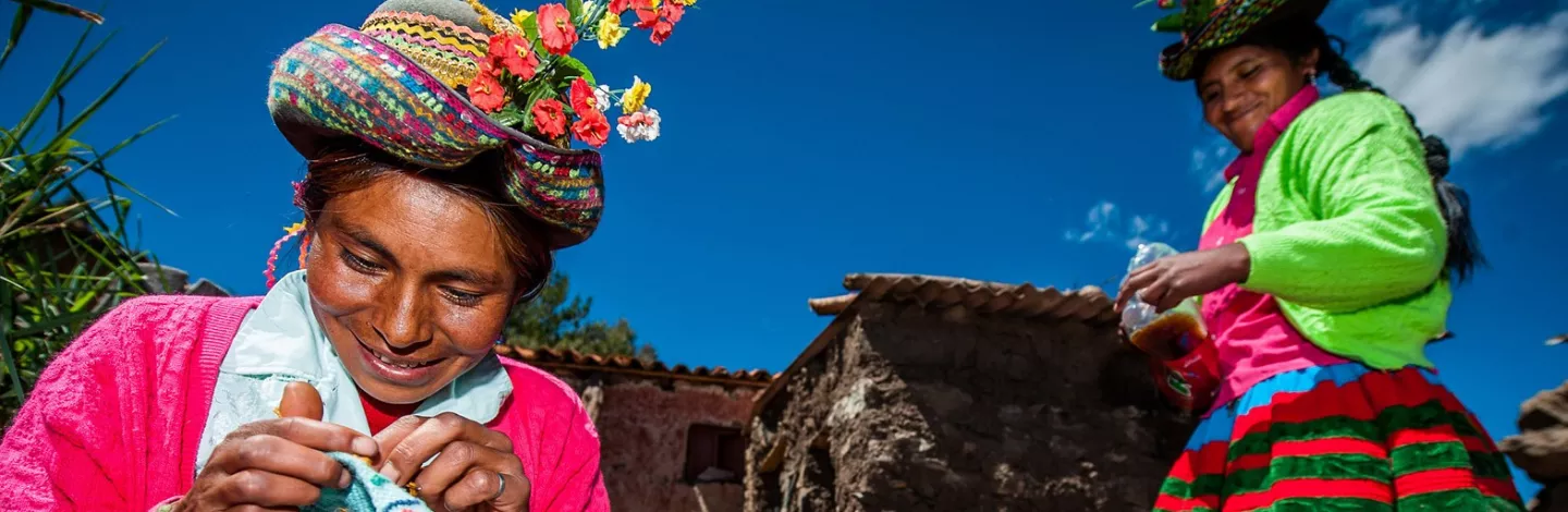 Mujeres bordando. Foto: Wim Opmeer, Concurso de Fotografía CGAP 2013. Mujeres bordando. Foto: Wim Opmeer, Concurso de Fotografía CGAP 2013.
